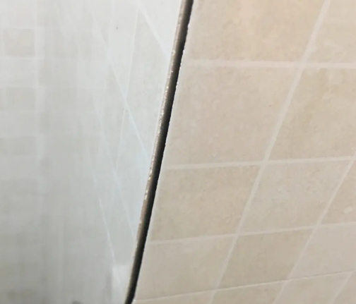 月湖瓷砖空鼓维修公司分享阳台瓷砖脱落的修复过程可以分为以下几个步骤