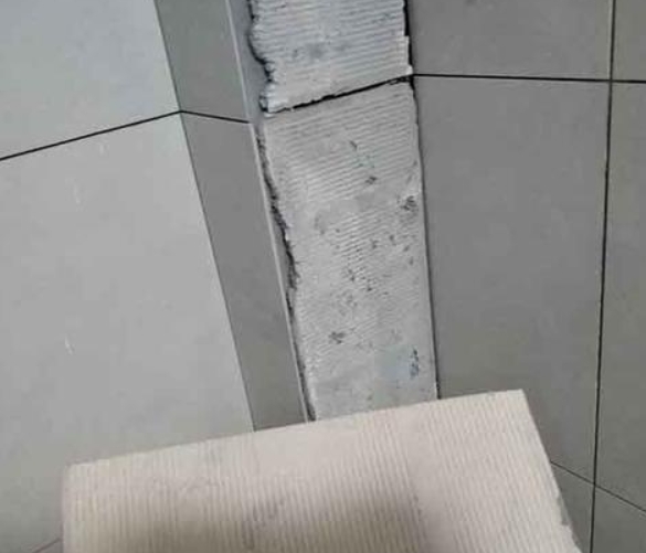 月湖瓷砖空鼓维修公司分享下厨房瓷砖脱落的补救措施。